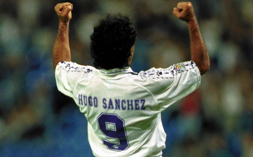El día que el Bernabéu se rindió ante Hugo Sánchez con minutos de aplausos y pañuelos
