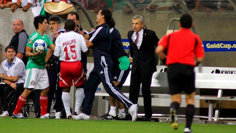 La vez que Javier Aguirre soltó una patada a su rival en Copa Oro