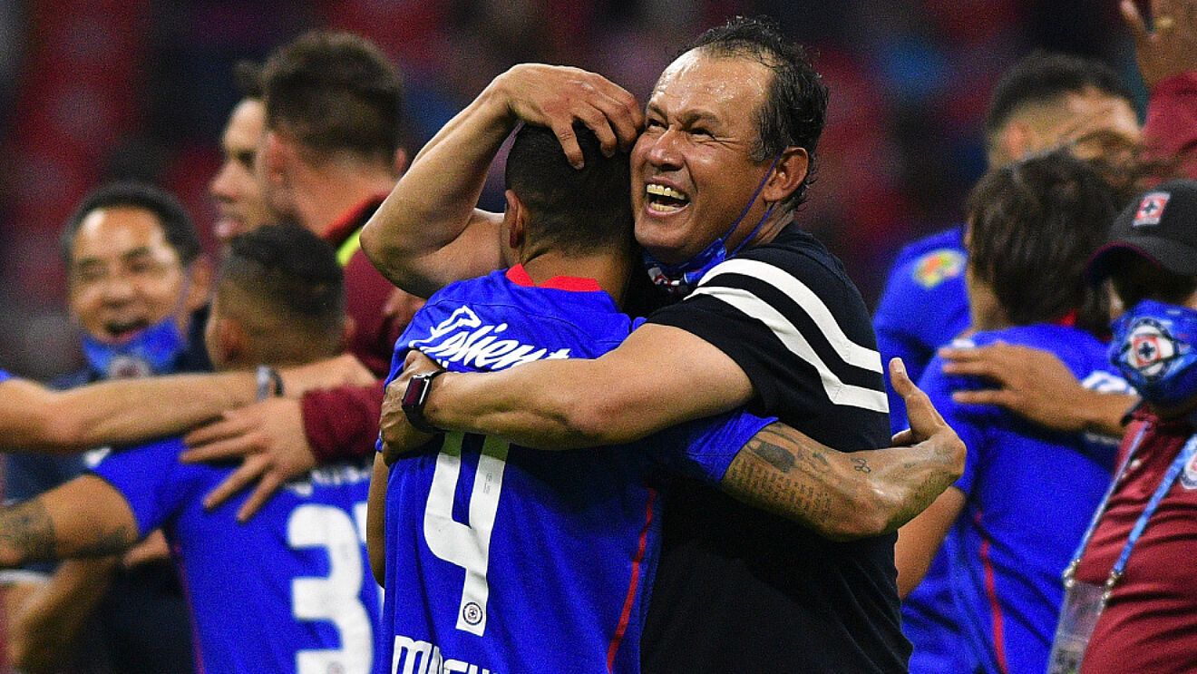 Juan Reynoso, el técnico que evitó la muerte para ser campeón de la Liga MX