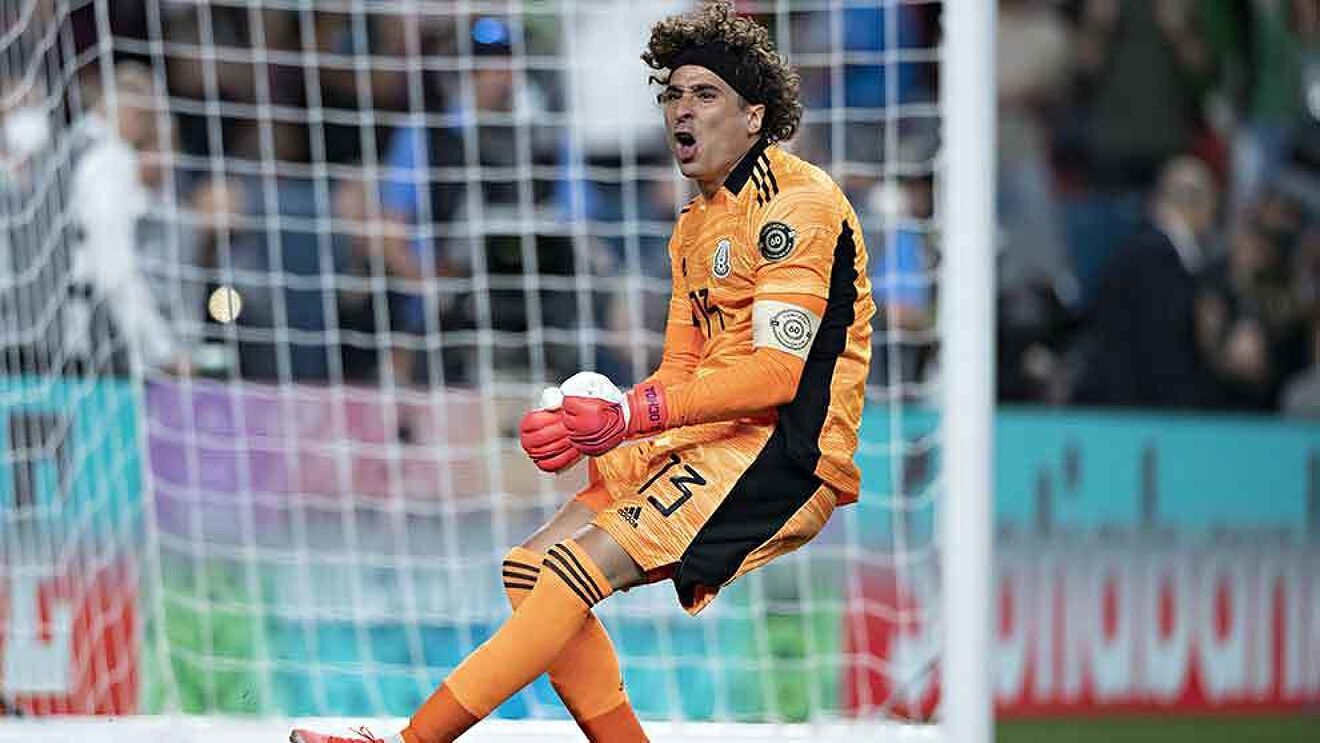 Lo hizo otra vez: En penales Memo Ochoa detuvo a los Ticos