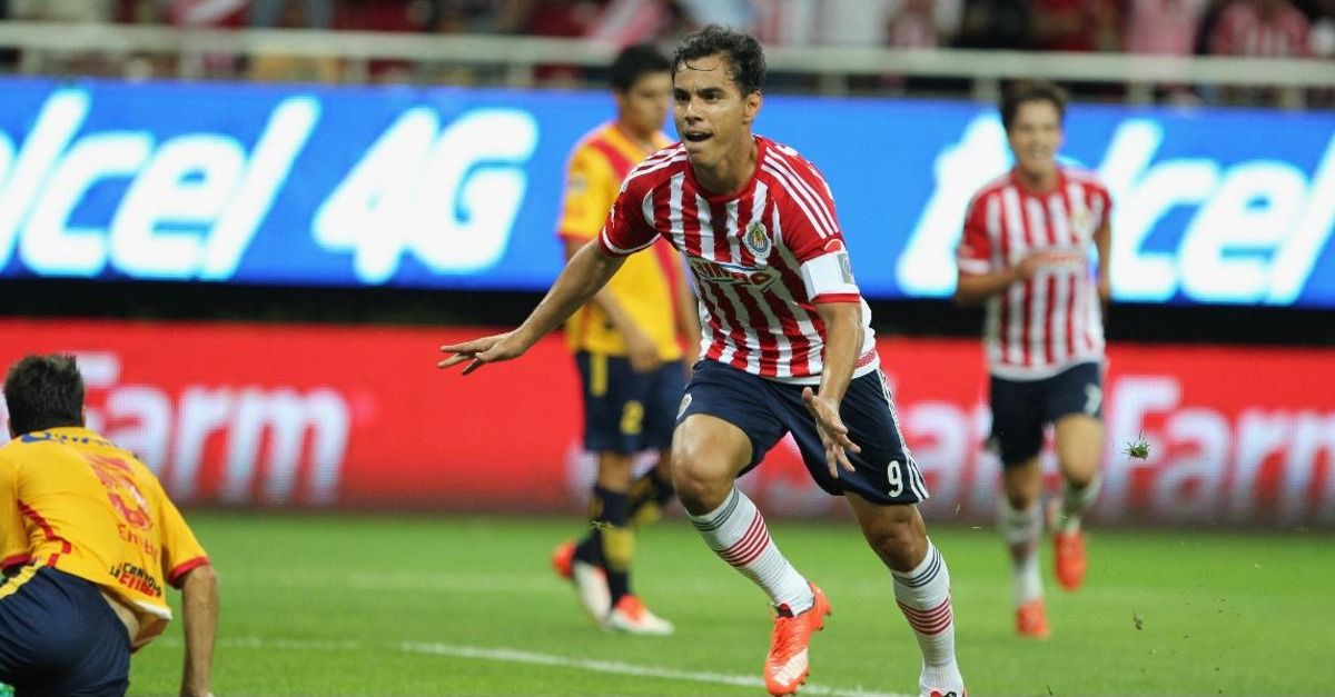 El día que Omar Bravo se convirtió en el máximo goleador de Chivas