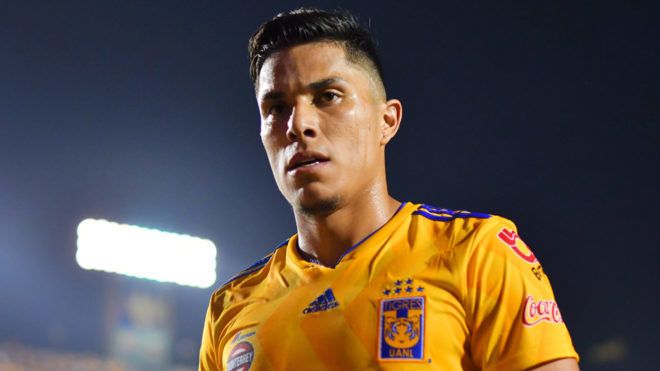 Carlos Salcedo suena para jugar en Brasil