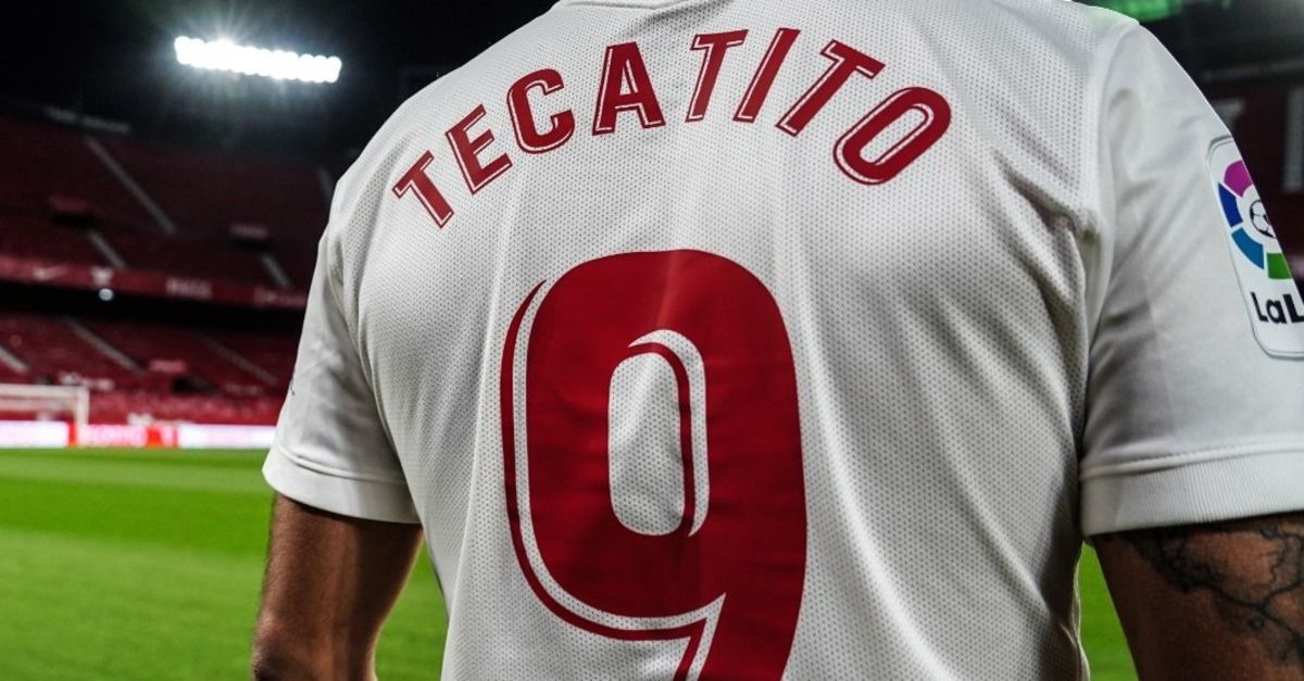 Tecatito Corona portará el 9 en el Sevilla y así se ve