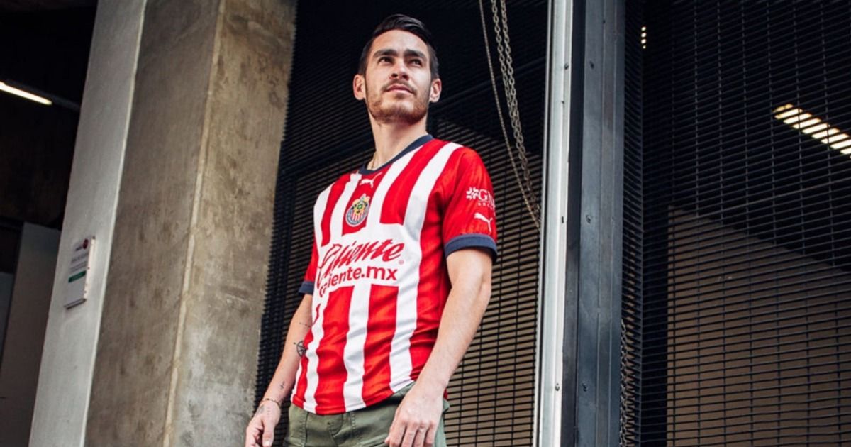 Chivas presentó su nuevo jersey con el escudo en el centro