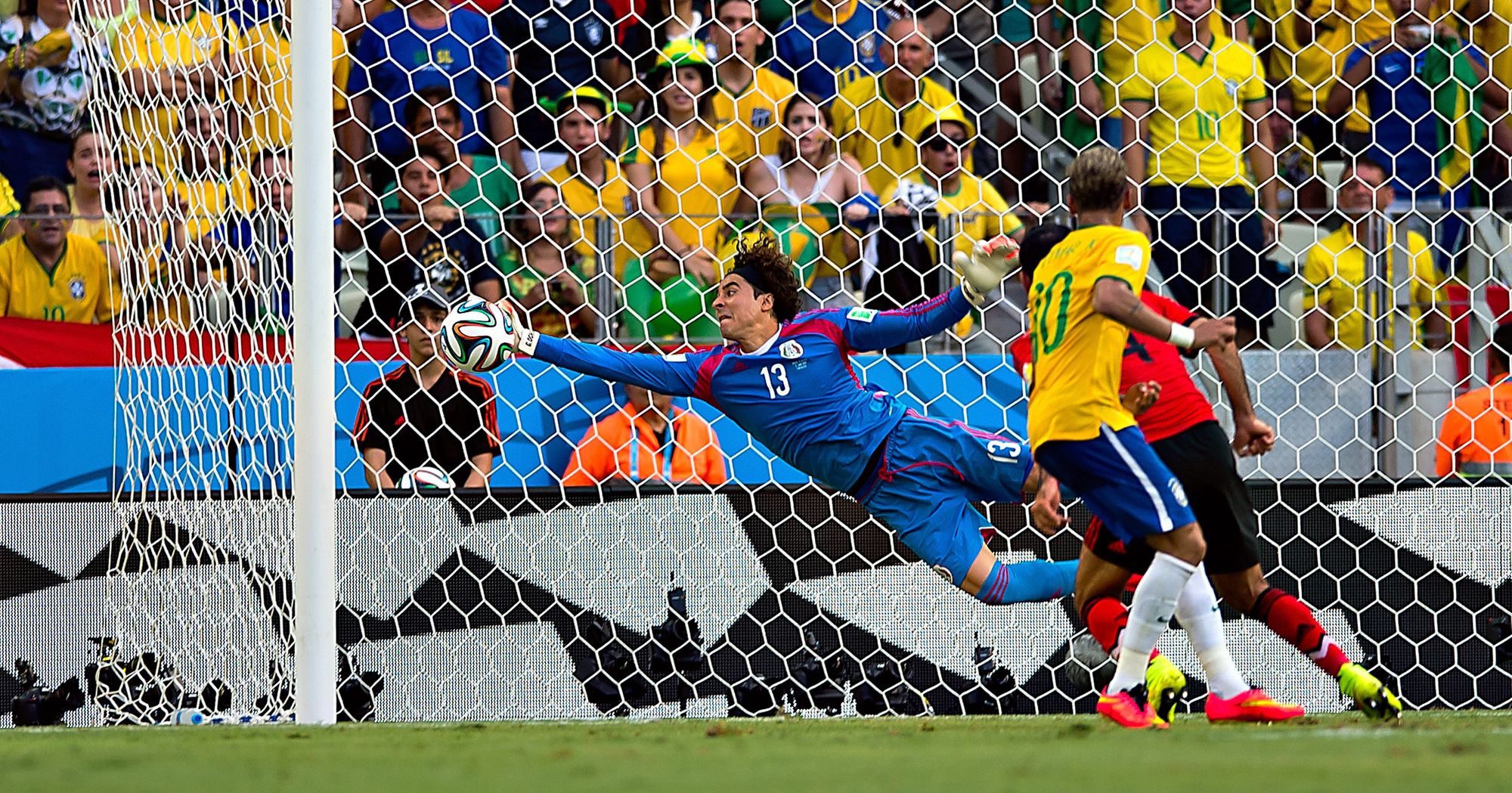 Los 3 momentos memorables de Guillermo Ochoa en Copas del Mundo