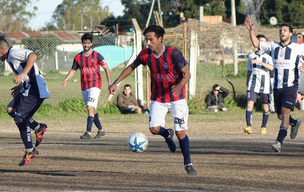 Lucas Lobos, el ídolo que regresó al barrio a jugar